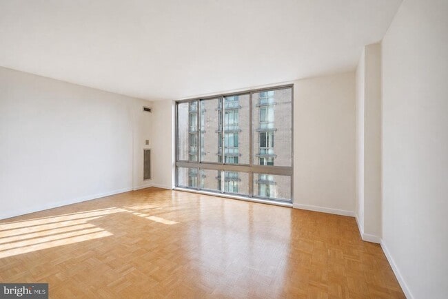 Building Photo - 950 25th St NW Unit 814N