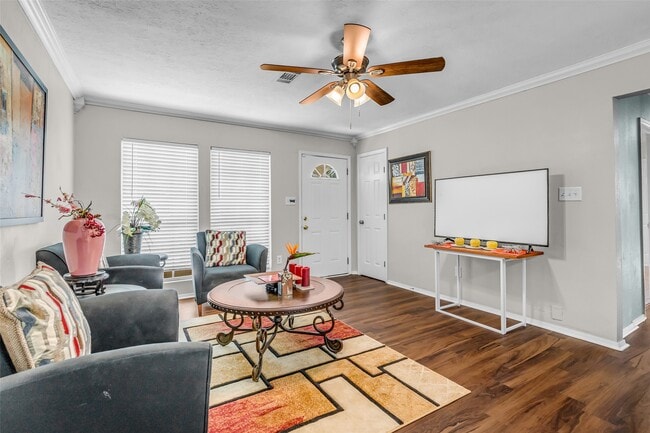 Photo - 5746 Groveton St