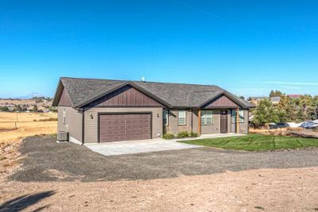 Furnished Custom Built Home - Furnished Custom Built Home