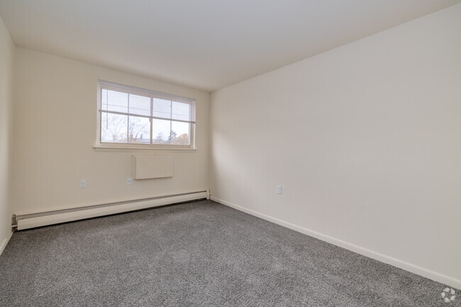 2BR, 1BA - 888SF - Primary Bedroom