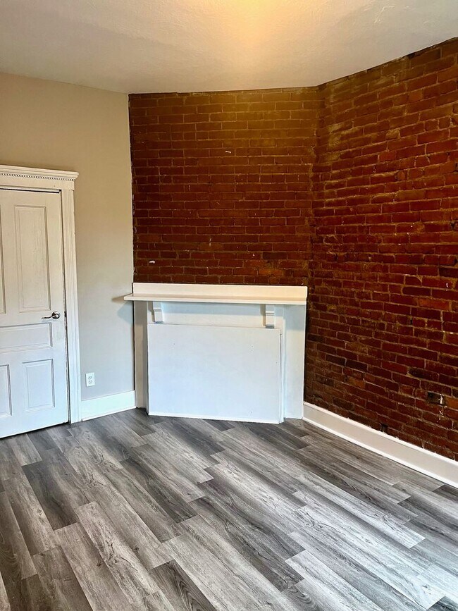 Photo - *** Apartment in South Oakland * Spacious & Renovated * Pet Friendly * Walk to Pitt * Exposed Bri... Unidad 2
