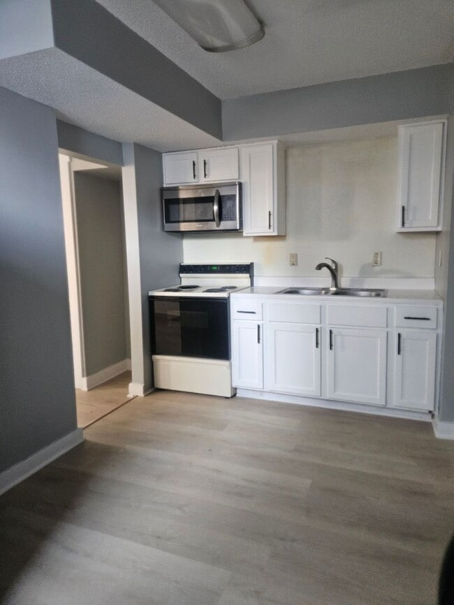 Building Photo - Three bedroom available for an immediate move in! Unit 922 Pape Avenue