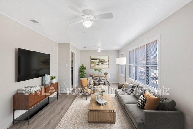 Photo - 1600 E School St