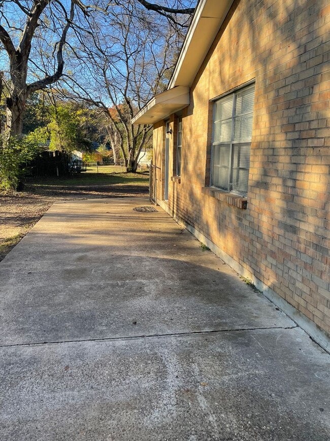 Photo - ** 3 Bed 2 Bath located off Wares Ferry road ** Call 334-366-9198 to schedule a self tour