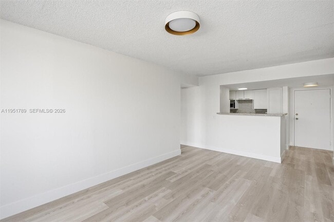 Building Photo - 1010 NW 11th St Unit 206