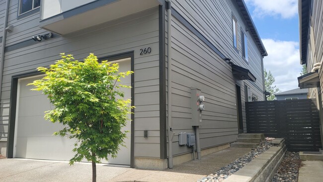 Building Photo - 258-260 SW Lancaster Ct