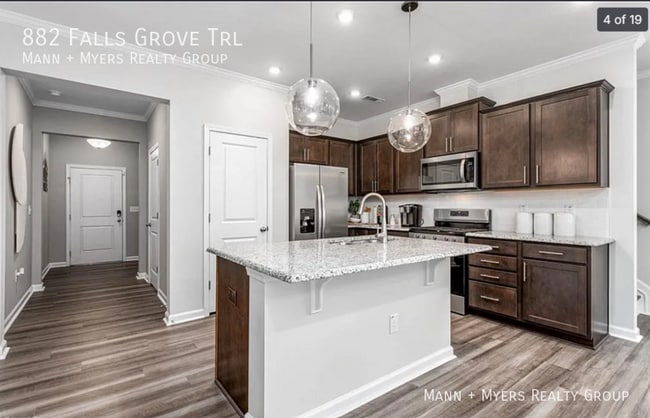 Photo - 882 Falls Grove Trl