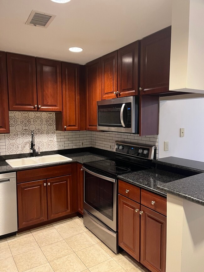 Kitchen - 195 14th St NE Unit 401