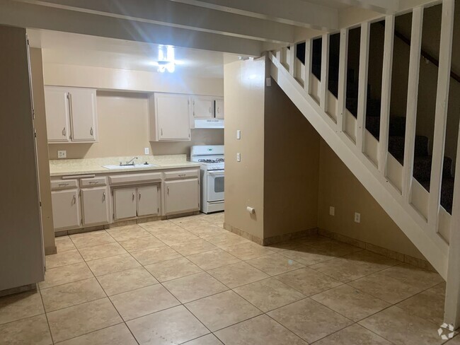 Building Photo - 2810 N Chester Ave Unit 2810-B Rental