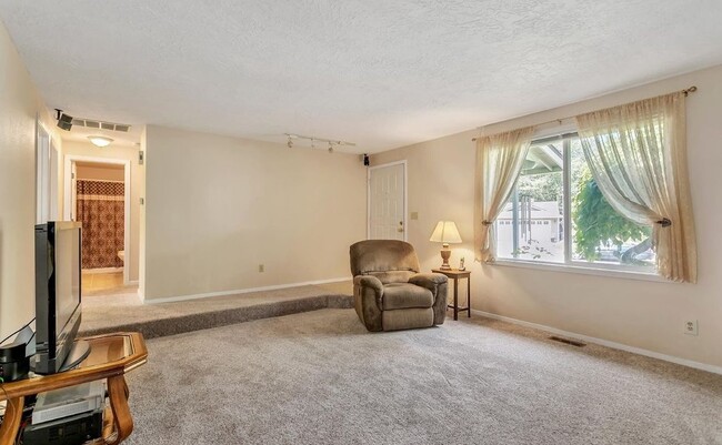 Photo - Charming Tualatin home on corner lot!