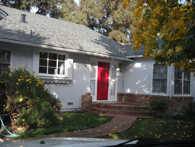 Building Photo - Cute Home in Beverly Glen Area