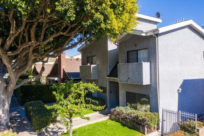 Exterior view - Arizona Apartments
