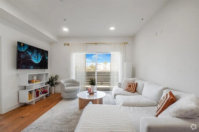 Building Photo - 820 S Wilton Pl Unit 401 Rental
