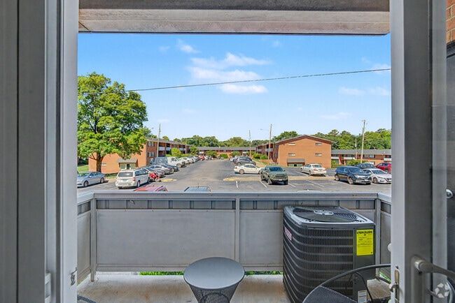 Hamilton 2BR, 1BA - 861SF - Balcony