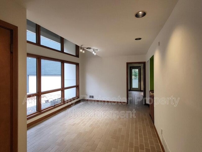 Photo - 2130 Starfire Dr NE