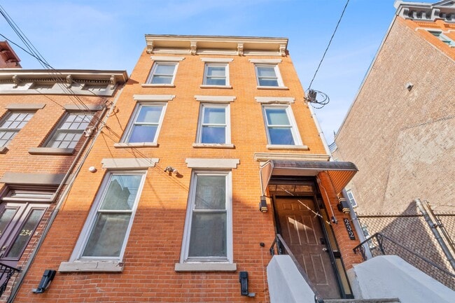 Building Photo - 232 1st St Unit #1