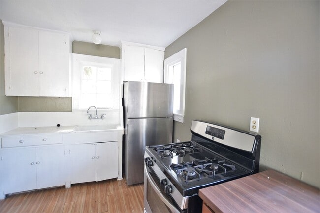 Photo - Bright Top-Floor 1 Bedroom in the Heart of...