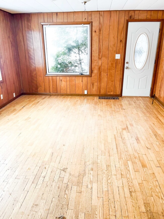 Photo - 975 Bryant St SW