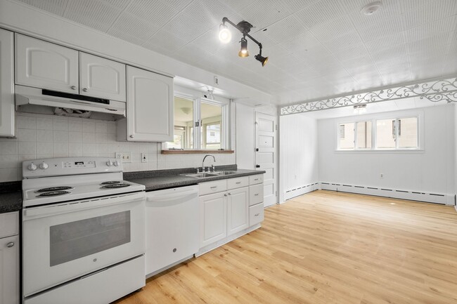 Building Photo - 571 Washington Ave Unit 571 Washington Avenue #1
