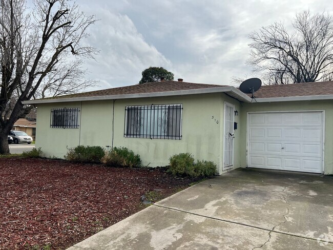 Building Photo - ADORABLE 2 BED DUPLEX WITH NEW KITCHEN!! Rental