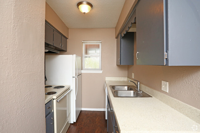 1x1 Flat - Kitchen - Norman Creek Apartments