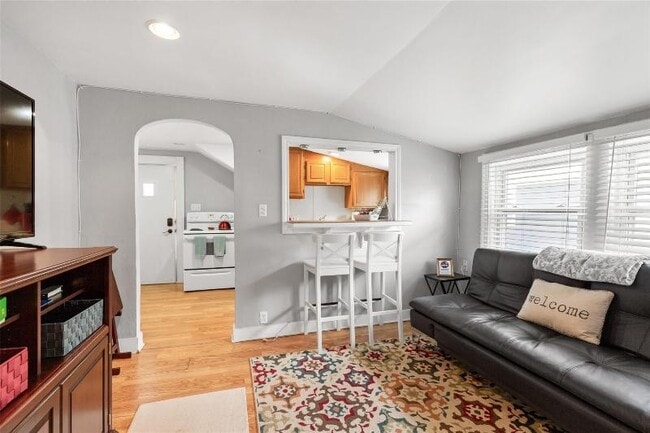 Building Photo - 939 E 3rd St Unit 3