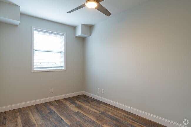 2BR, 1BA - 800 SF