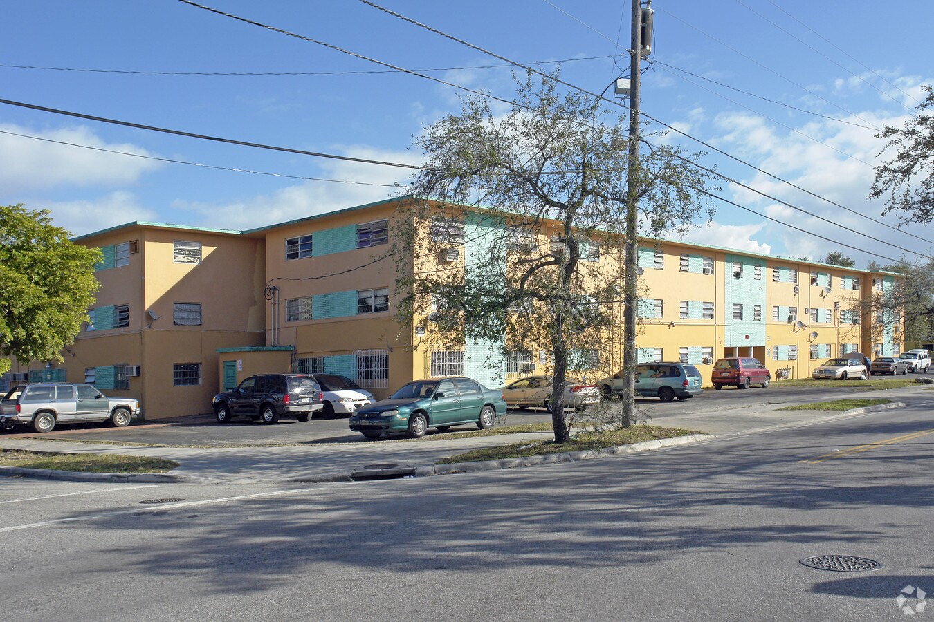 2201 NW 23rd St - Kingsley Village Apartments