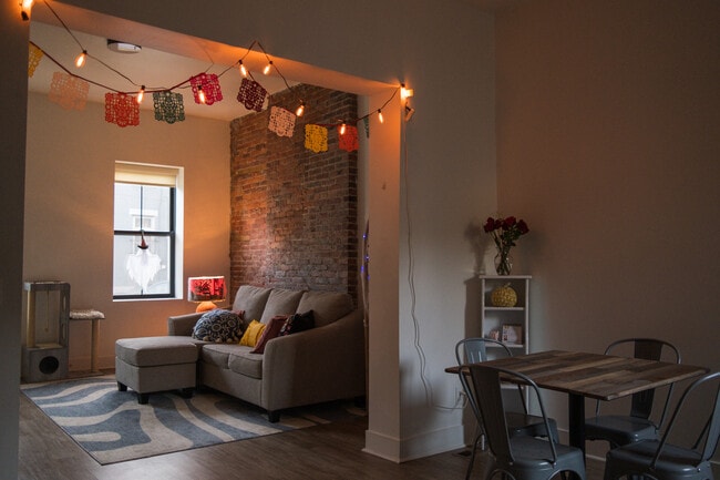 Building Photo - 2015 Forbes Ave Unit 1