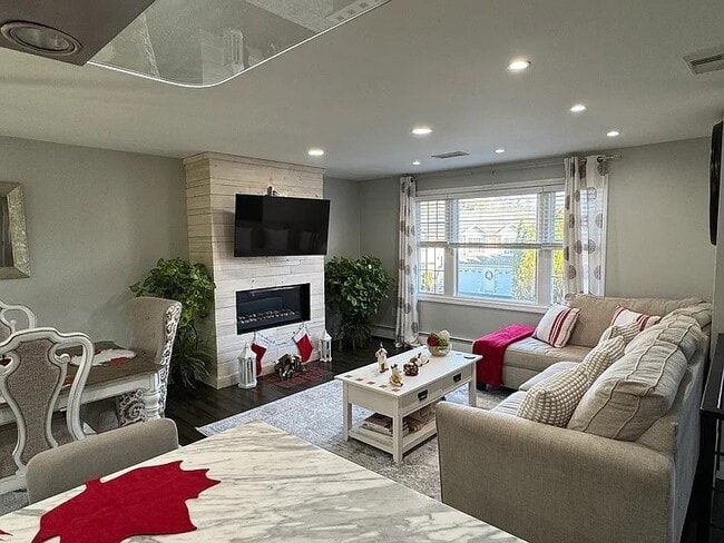 Photo - 83 Whiting St