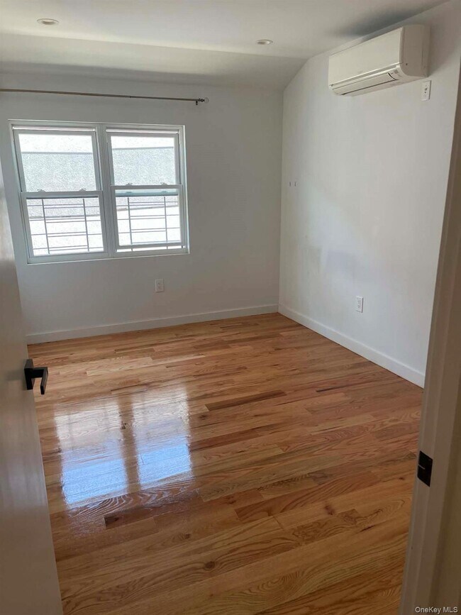 Photo - 108-16 Pinegrove St