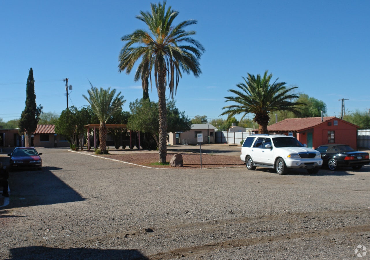 Howdy Manor Apartments - Howdy Manor Apartments