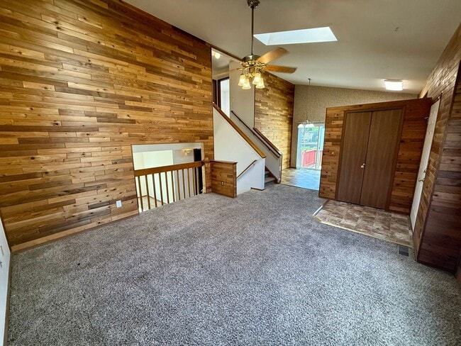 Building Photo - 3 Bedroom 2 Bath Tri Level Home with 2 Car...