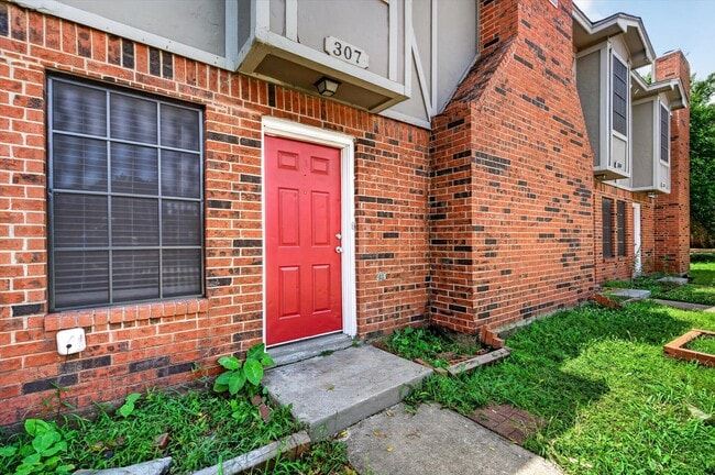 Photo - 305 Cambridge Dr