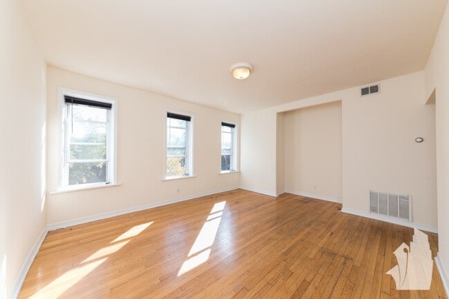 Building Photo - 3040 W Wellington Ave Unit # 01