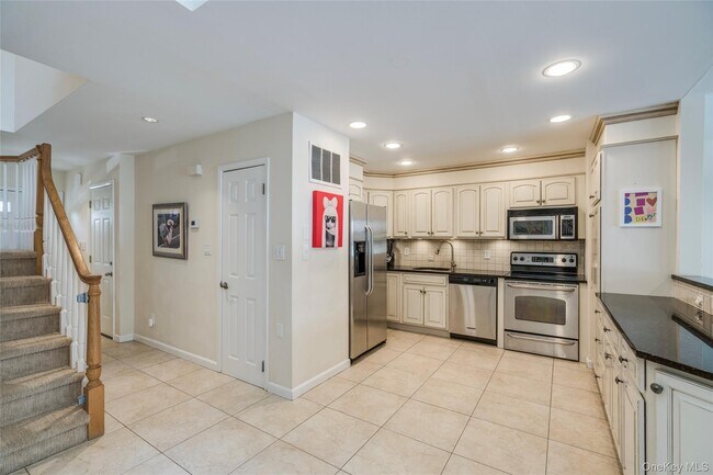 Photo - 100 Woodlake Dr W