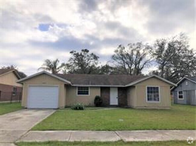 Building Photo - 3 Bedroom / 2 Bath Sanford Home Available ...