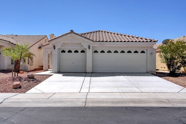 RARE Single Story, 3 Bedroom with 3 Car Garage in a GATED community! - RARE Single Story, 3 Bedroom with 3 Car Garage in a GATED community!