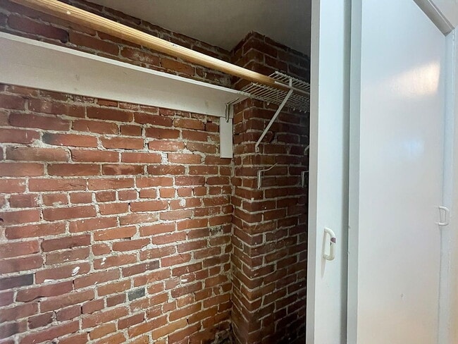 Building Photo - "Spacious 2-Bed, 2-Bath Gem with Hardwood ...