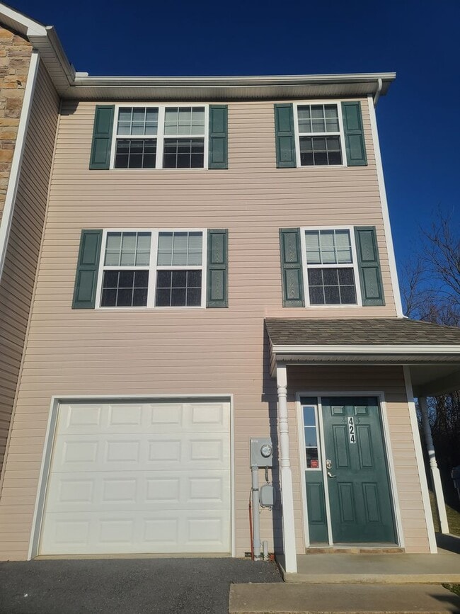 Building Photo - 3 Bedroom 2 1/2 bath ** End Unit** Townhome for Rent in Waynesboro