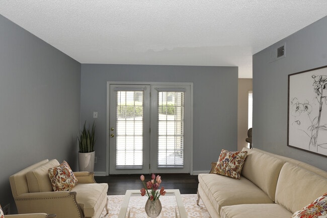 Living room - Regency at Raleigh