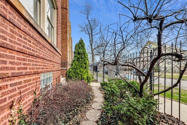 Photo - 3330 W Hutchinson St Unit 3