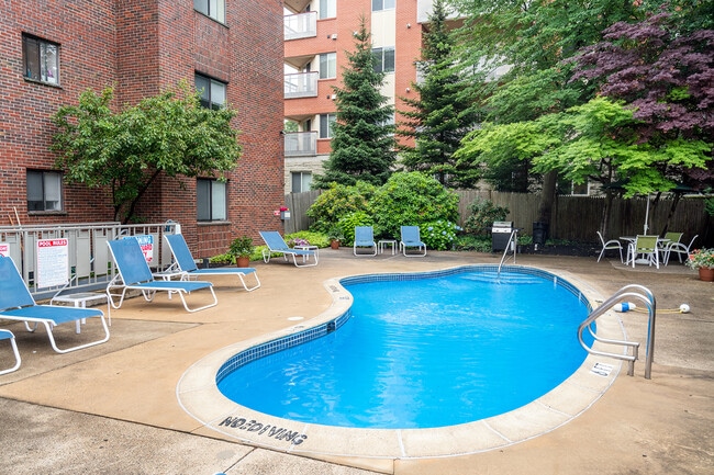 320 Hammond Pond Pkwy