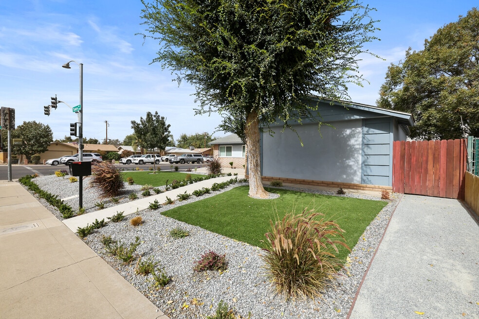 3636 W Tulare Ave