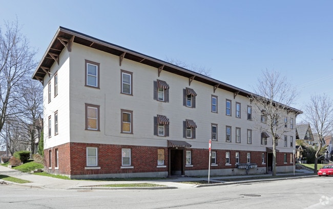 Building Photo - 3303-3311 W Juneau Ave Rental