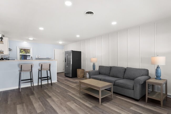 4215 Peachtree Ave