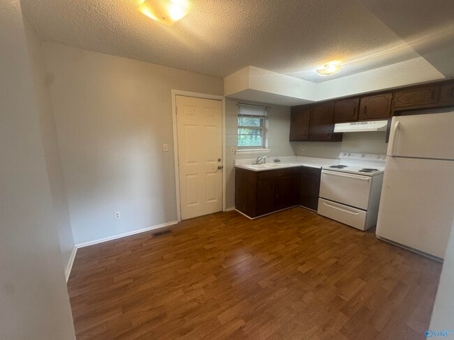 Photo - 908 Stevens Ct NE