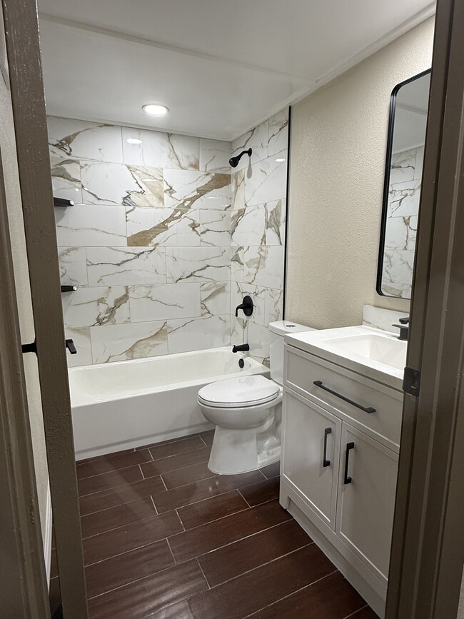 Building Photo - 2541 Oak Park Way