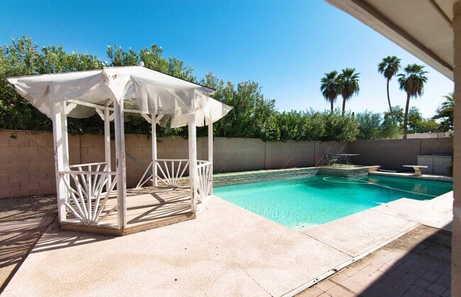 Building Photo - Charming 5-Bedroom Pool Home in Prime Tempe Location