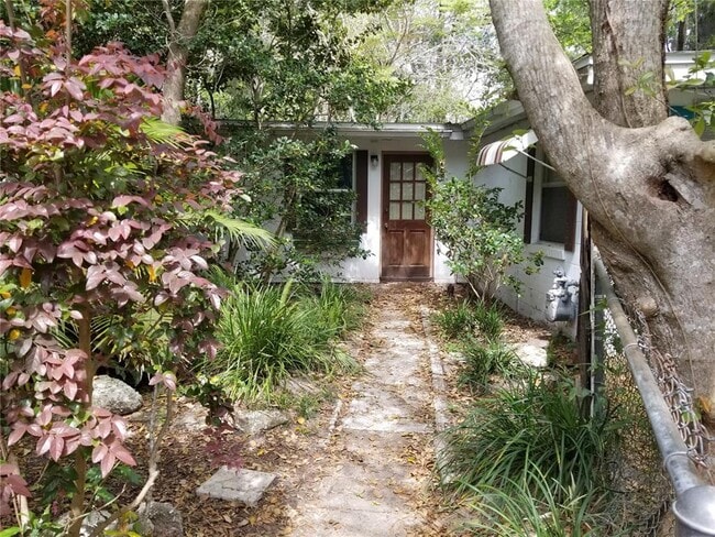 Building Photo - 1030 NE 9th St Unit C